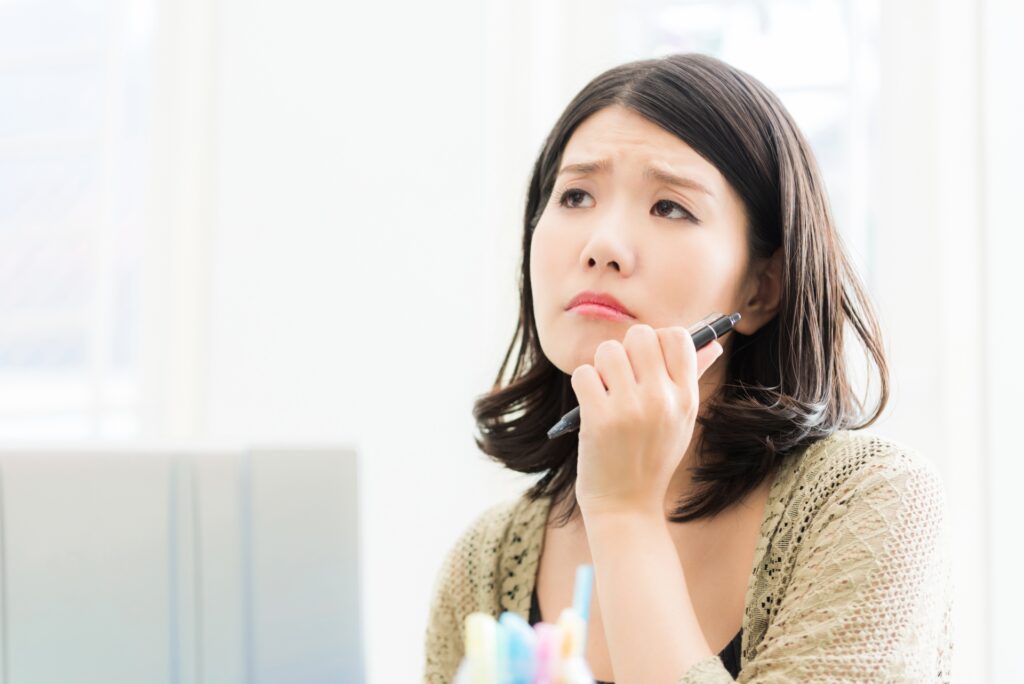 自動車保険に悩む女性